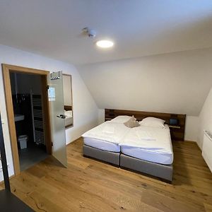 Kleines Zimmer mit Kingsize-Bett